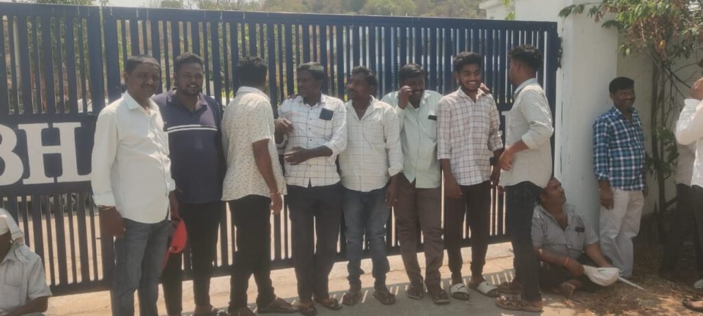 జీతాల కోసం మిషన్ భగీరథ సిబ్బంది నిరసన