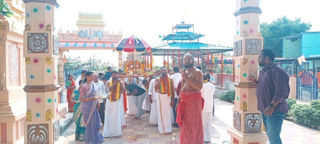 శ్రీ కళ్యాణ వెంకటేశ్వర ఆలయంలో వైభవంగా పల్లకి సేవ