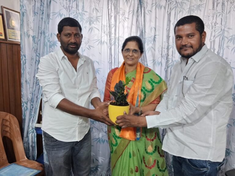 కవితా రెడ్డిని సన్మానించిన కాంగ్రెస్ అధ్యక్షుడు