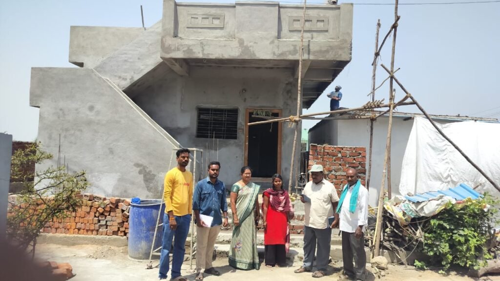 ఇందిరమ్మ ఇళ్లు త్వరగా పూర్తి చేసుకోవాలి.. డిఈ