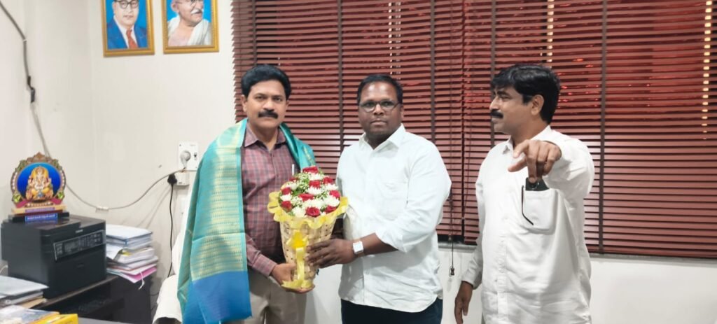 నూతన డిఆర్డివో ను కలిసిన మండల సర్పంచ్ల ఫోరం ప్రధాన కార్యదర్శి