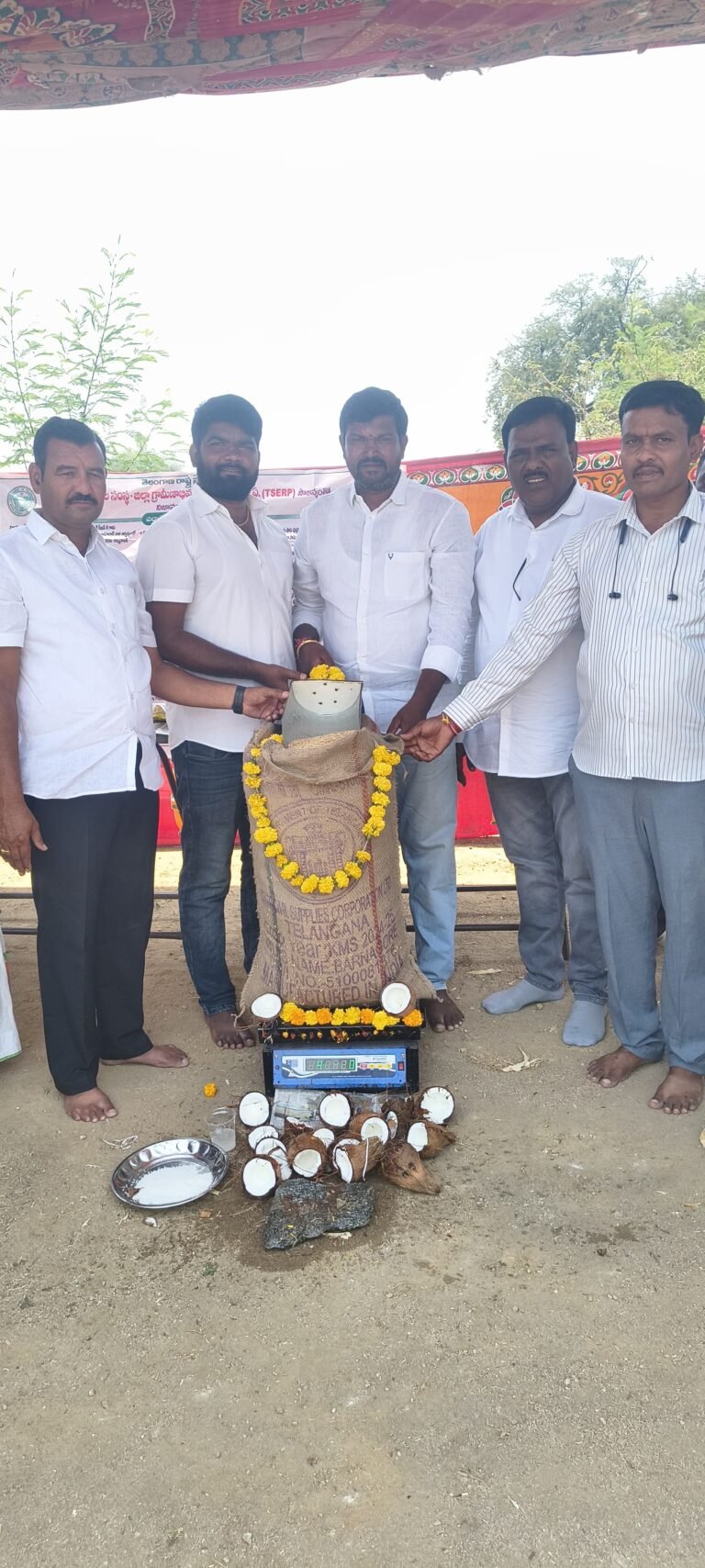 ఐకెపి ఆధ్వర్యంలో వరి కొనుగోలు కేంద్రం ప్రారంభం