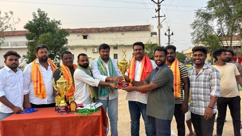 విజేతలకు బహుమతులుఅందజేసినసర్పంచ్..