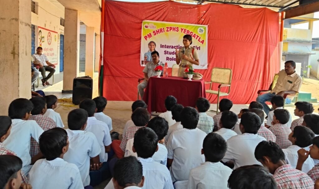 సర్కార్ బడిలోనే తన చదువులు… మెండోరా ఎస్సై సుహాసిని జాదవ్