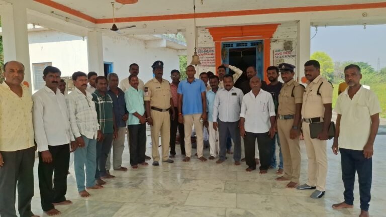 రోడ్డు భద్రతపైప్రతిజ్ఞ చేయిస్తున్నపోలీసులు..