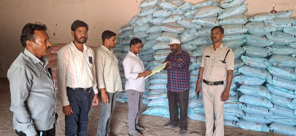 ఫర్టిలైజర్స్ షాపు పెట్రోల్ బంక్,పౌల్ట్రీ ఆకస్మిక తనిఖీ ఏవో