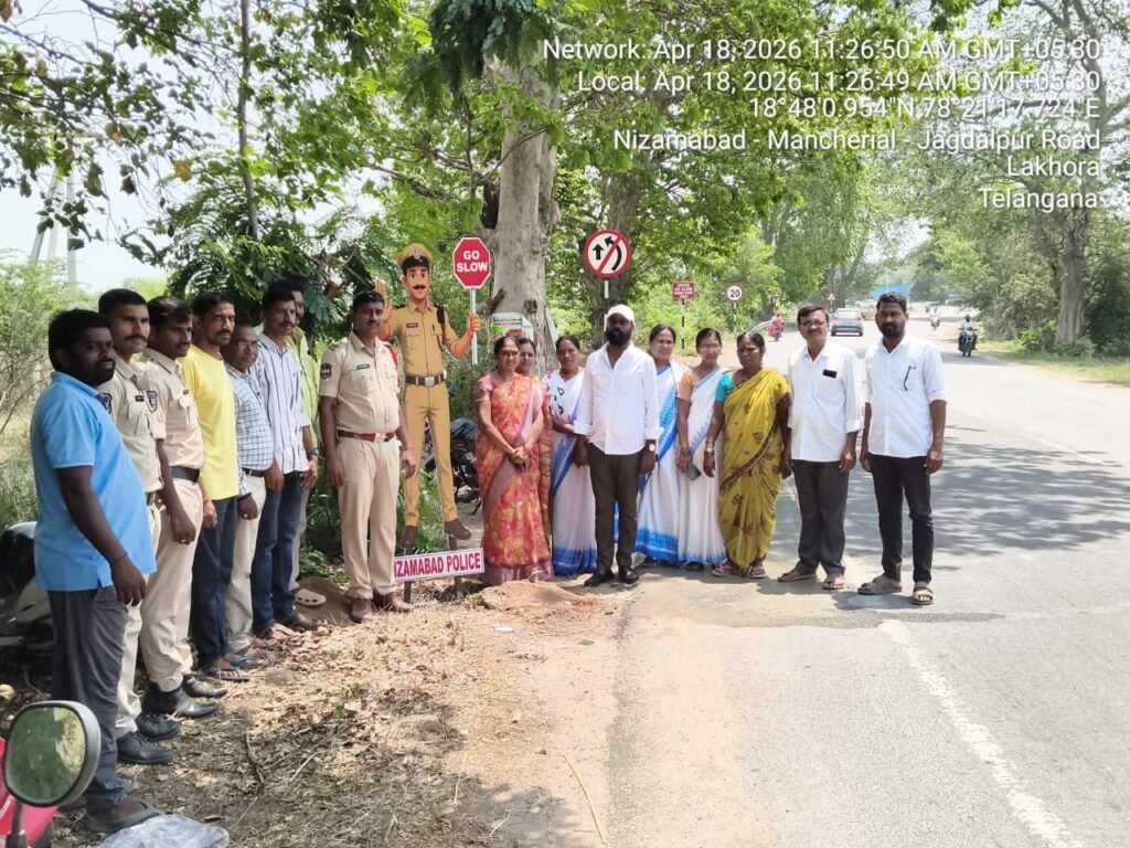 రోడ్డు ప్రమాదాల నివారణకై పోలీస్ కటౌట్: SI సంజీవ్
