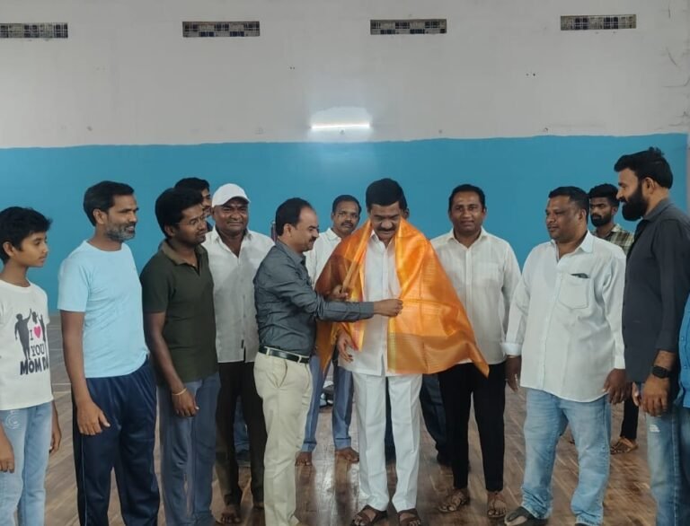 ఎమ్మెల్యేని సన్మానించినబ్యాట్మెంటన్ టీం సభ్యులు