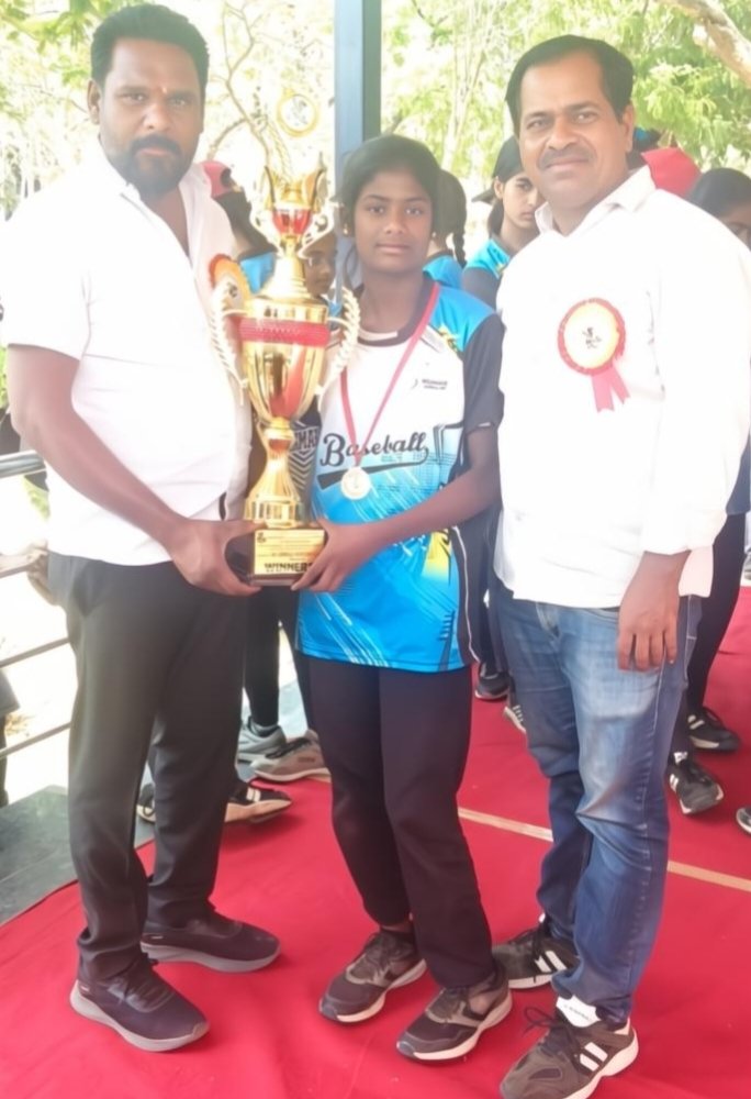 రాష్ట్ర బెస్ బాల్ పోటీలలో బంగారు పతకం సాధించిన మాదరి ప్రణయ
