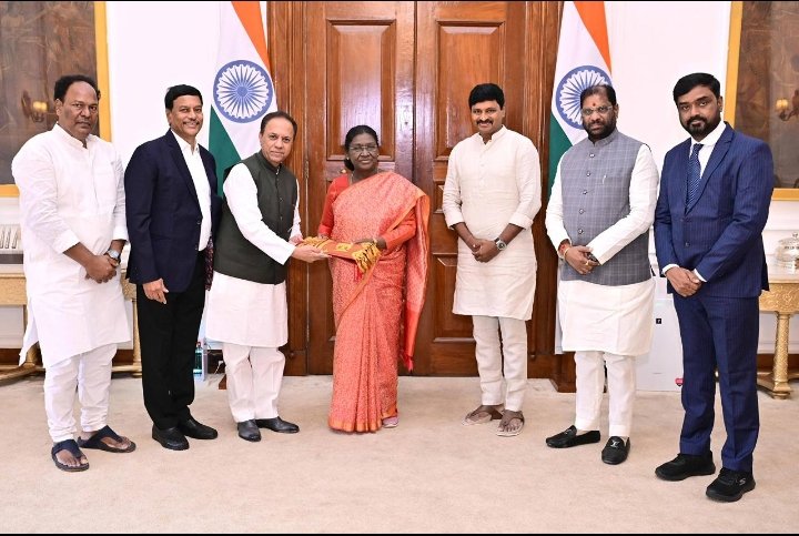 రాష్ట్రపతిని కలిసిన సురేష్ రెడ్డి