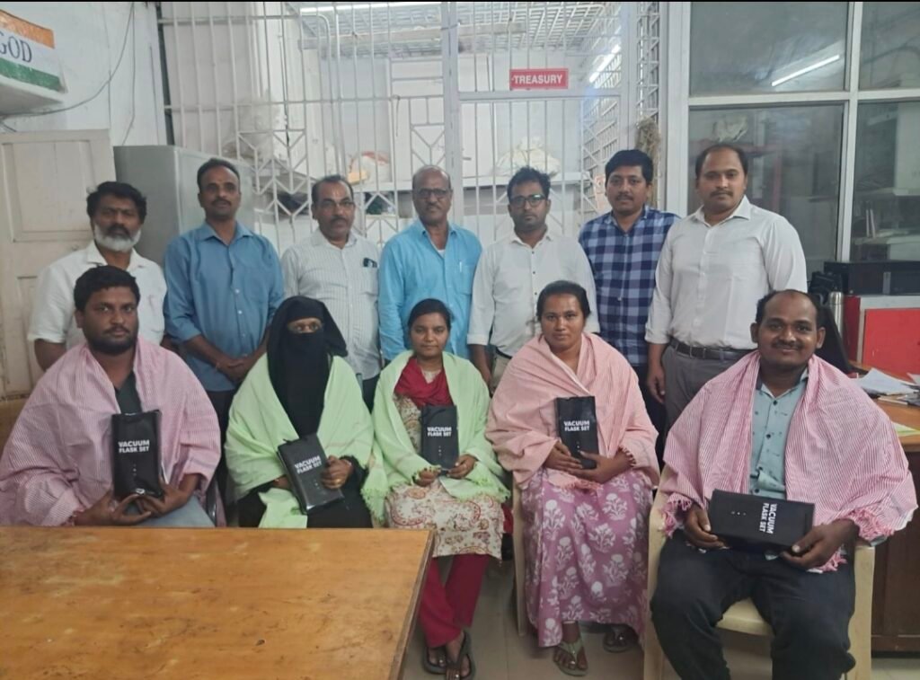 ఆర్మూర్ హెడ్ పోస్ట్ ఆఫీస్ లో పోస్ట్ మాన్ లకు, ఏబీపీఎంలకు  సన్మానం