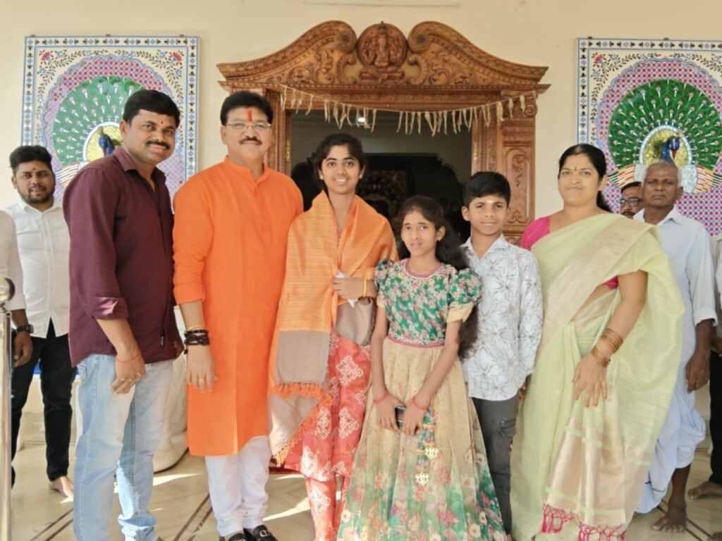 ఆర్మూర్ జడ్.పి.హెచ్.ఎస్ గర్ల్స్ పాఠశాలలో టాపర్గా నిలిచిన శ్రీనిధిని అభినందించిన ఎమ్మెల్యే రాకేష్ రెడ్డి