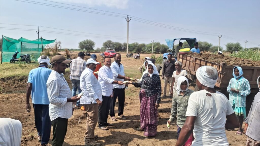 ఉపాధి హామీ కార్మికులకు మజ్జిగ ప్యాకెట్ల పంపిణీ