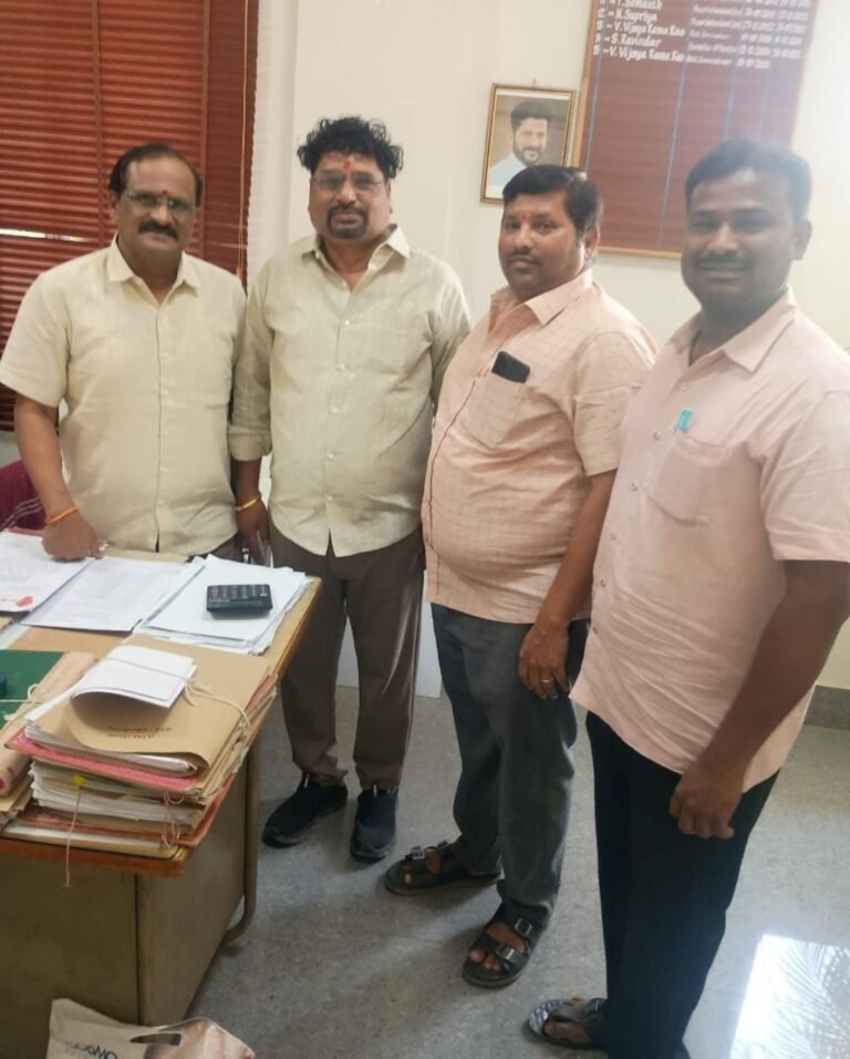 దేవాదాయ కమిషనర్ ను కలిసిన బాల్కొండ పద్మశాలి సంఘం నాయకులు