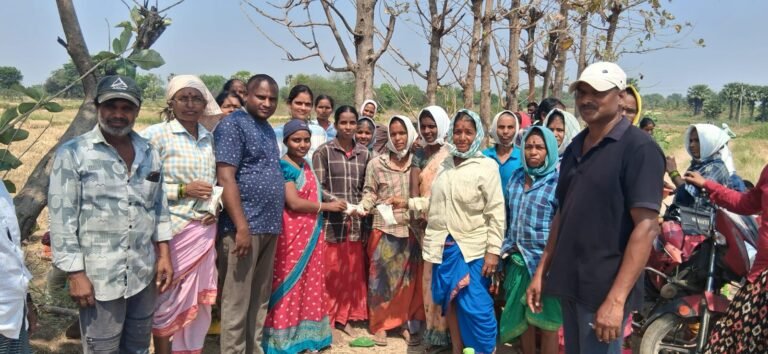 ఉపాధి హామీ కూలీలకు మజ్జిగ ప్యాకెట్లు అందజేస్తున్న సర్పంచి