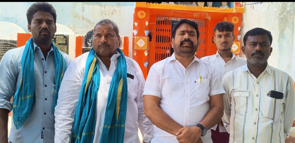 తెలంగాణ రాష్ట్ర పీసీసి అధ్యక్షుడు మహేష్ కుమార్ గౌడ్ జన్మదిన వేడుకల సందర్భంగా శుభాకాంక్షలు తెలిపిన బీసీ సెల్ పట్టణ అధ్యక్షులు ధోండి రమణ…