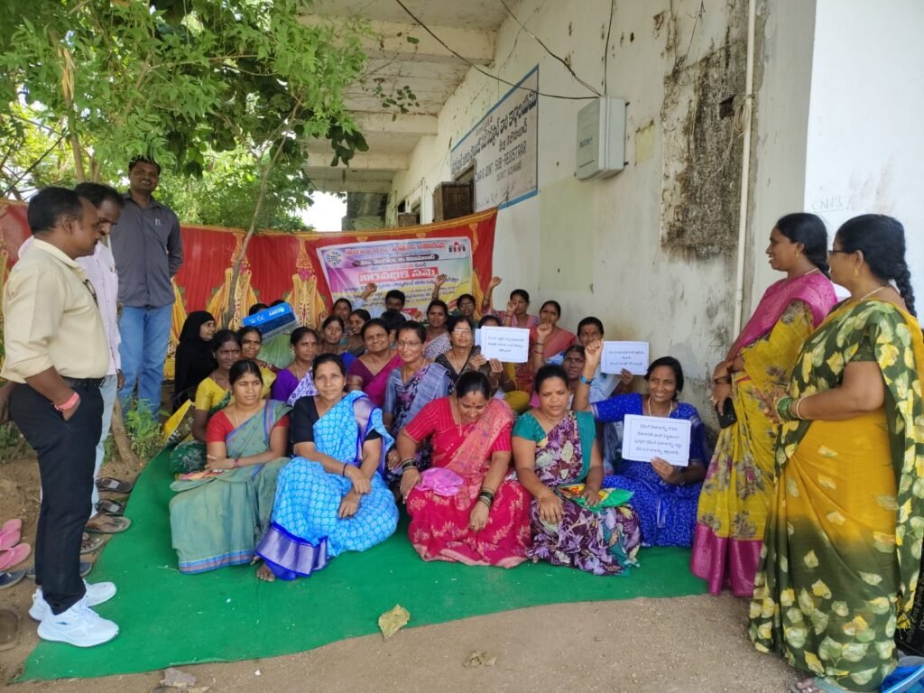 మెండోరా మండల విఓఏల సమ్మెకు ఏపీఎం, సీసీల మద్దతు
