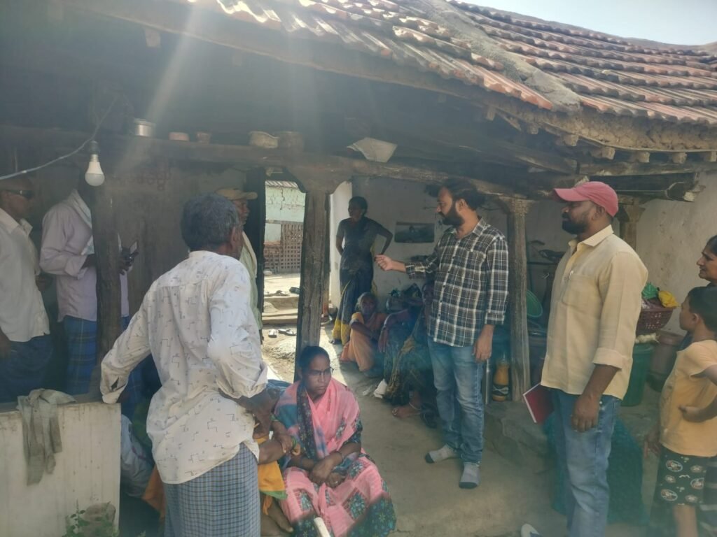 దేవుని దీపంతో అన్నదమ్ముల ఇళ్లలో అగ్నిప్రమాదం