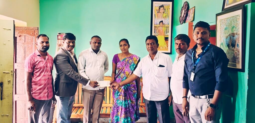 బజాజ్ లైఫ్ ఇన్సూరెన్స్ 5 లక్షల 50వేల చెక్కు అందజేత.