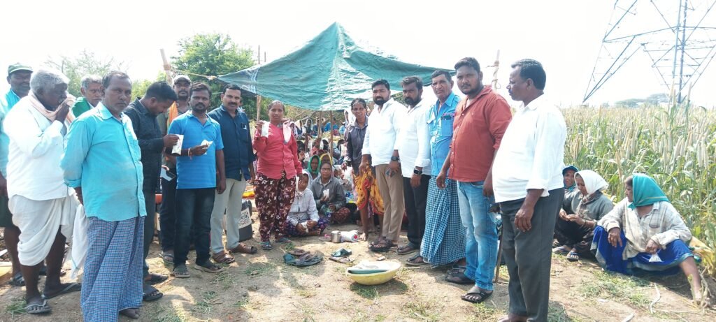 ఉపాధి హామీ కూలీలకు మజ్జిగ ప్యాకెట్ల పంపిణీ