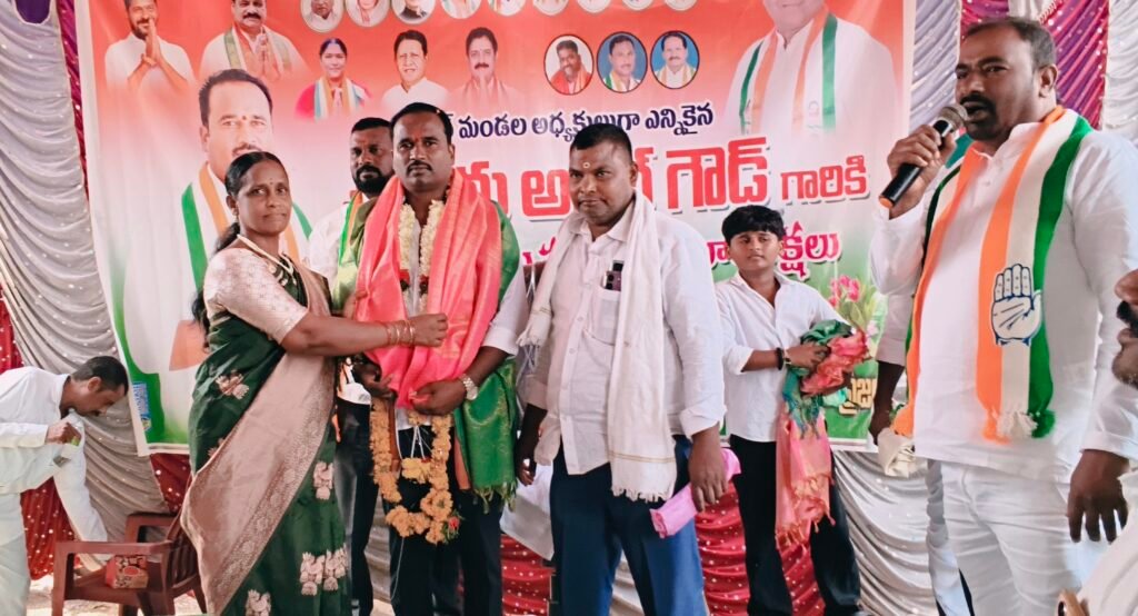 నూతన మండల అధ్యక్షుడు ని సన్మానించిన మహిళా మండల అధ్యక్షురాలు
