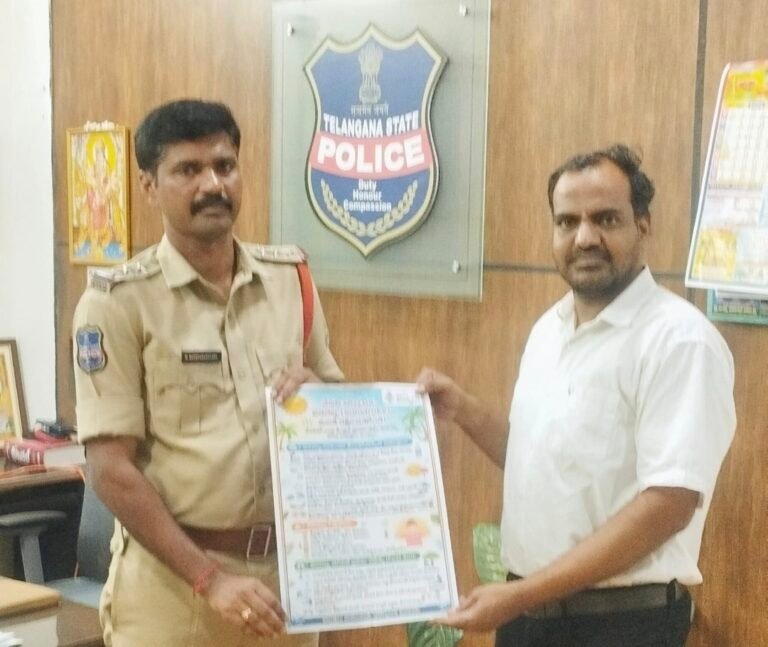 ఆర్మూర్ సీ.ఐ సత్యనారాయణ గౌడ్ తో వడదెబ్బ- జాగ్రత్తలు అనే కరపత్రాన్ని ఆవిష్కరింపజేసిన సమాజ సేవకుడు పట్వారి తులసి…