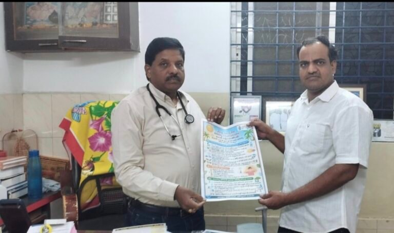 డాక్టర్ అశోక్ చేతుల మీదుగా కరపత్రాన్ని ఆవిష్కరింపజేసిన తులసి పట్వారి…