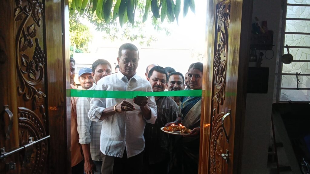 జలాల్పూర్ గ్రామంలో సామూహిక ఇందిరమ్మ గృహప్రవేశాలను ప్రారంభించిన సర్పంచ్