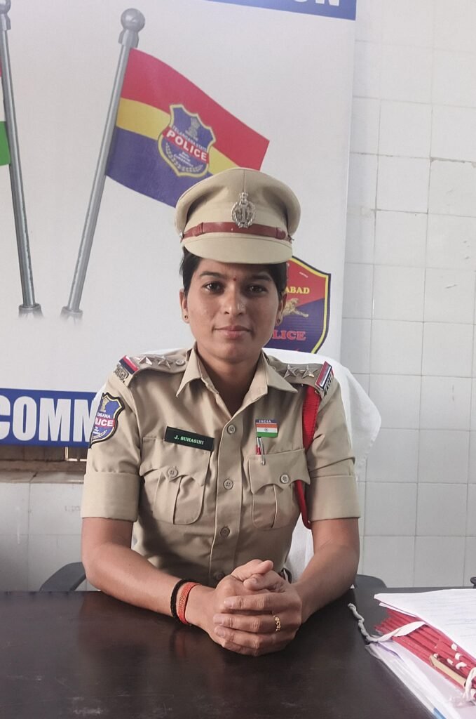 చైన్ స్నాచర్లపై జాగ్రత్త.. మహిళలకు ఎస్సై సూచనలు