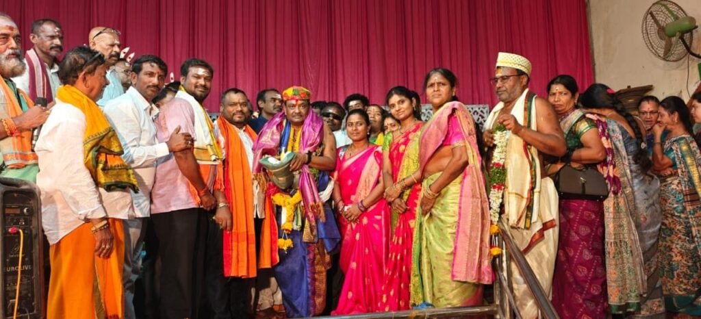 గురు స్వామి నాగేష్ స్వామిని సన్మానించిన బాల్కొండ అయ్యప్ప కమిటీ సభ్యులు