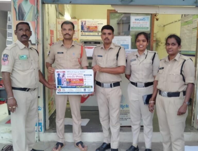 ఏటీఎంల వద్ద అపరిచితుల సహాయం తీసుకోవద్దు