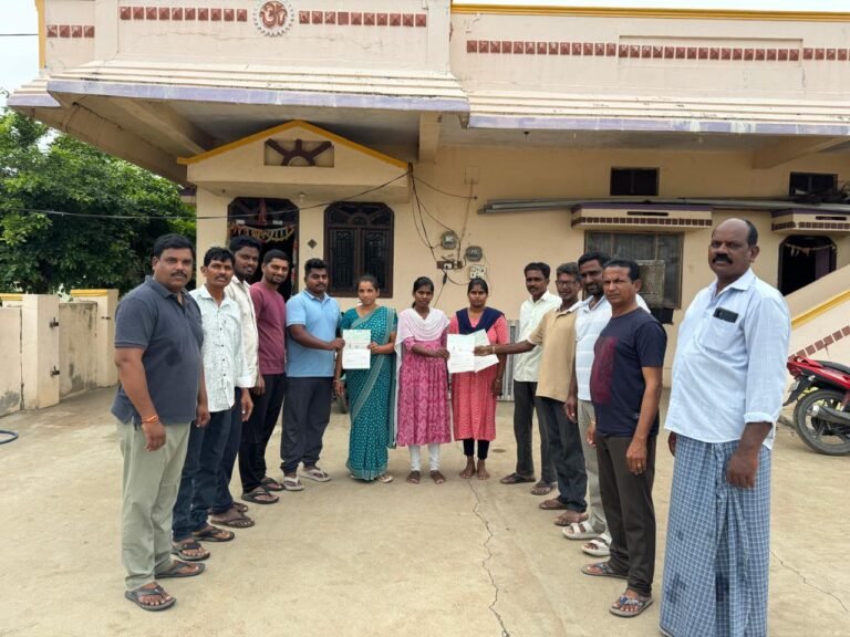 జలాల్పూర్ లో సీఎంఆర్ఎఫ్ చెక్కులను పంపిణీ చేసిన మోహన్ రెడ్డి