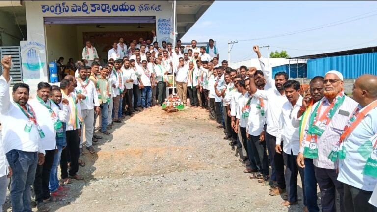 భీంగల్ పట్టణంలోని కాంగ్రెస్ పార్టీ కార్యాలయంలో  అధ్యక్షులు మల్లెల లక్ష్మణ్ ఆధ్వర్యంలో జాతీయ పతాకావిష్కరణ…