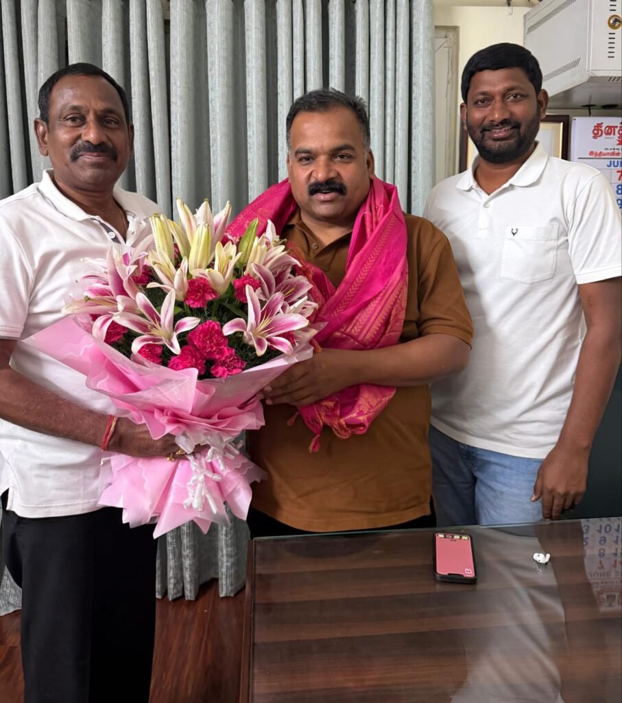 మాణిక్యం ఠాగూర్ ను  అభినందించిన మోహన్ రెడ్డి , వెంకటేష్ గౌడ్