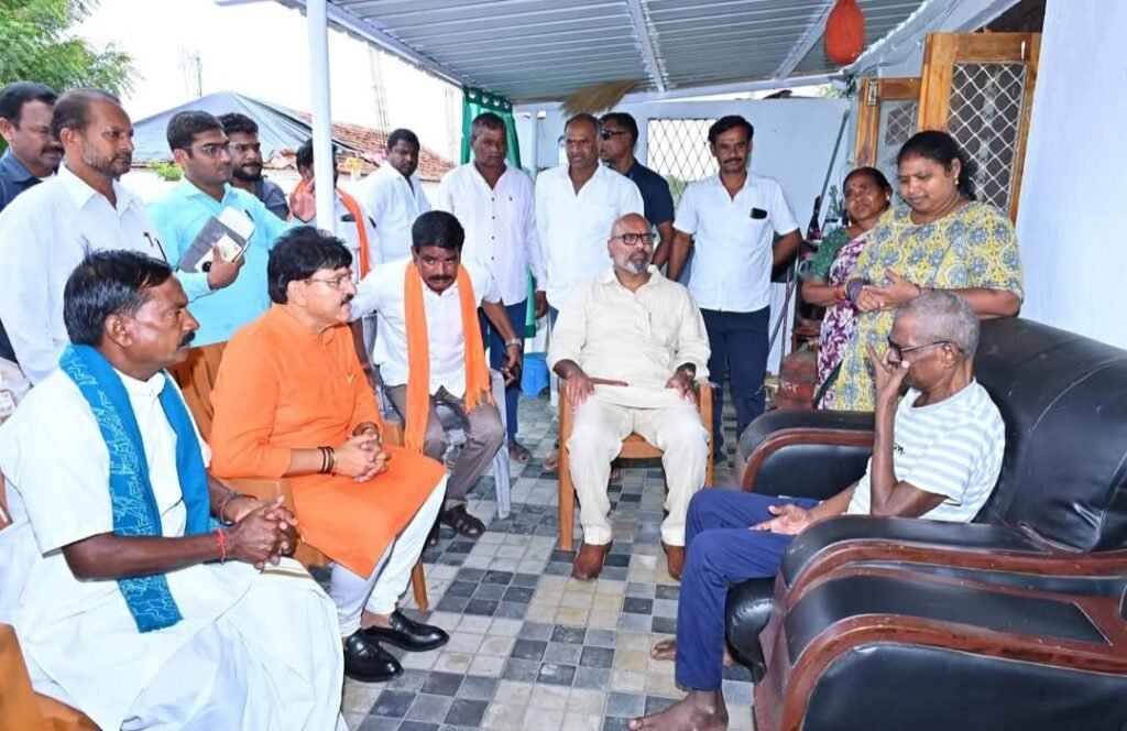 వన్నెల్ (కే) మాజి సర్పంచ్ అబ్బి గంగారాం ను పలకరించి, ధైర్యం చెప్పిన ఎంపి,ఎమ్మెల్యేలు…