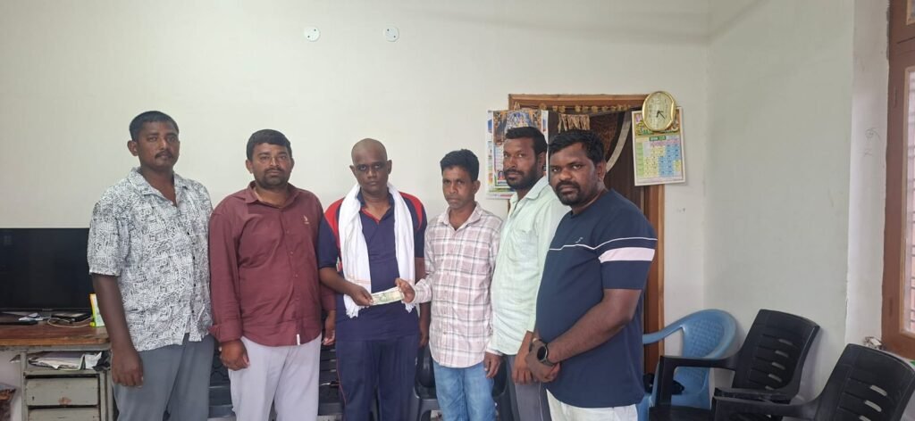 మిత్రుడికి అండగా ఎస్ఎస్సి క్లాస్‌మేట్స్.. రూ.10 వేల ఆర్థిక సాయం