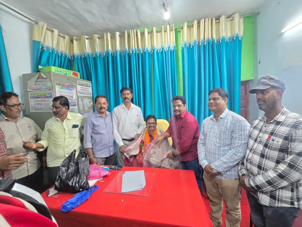ప్రధానోపాధ్యాయులు రవీందర్ ను  సన్మానించిన పీ ఆర్ టీ యు నాయకులు …