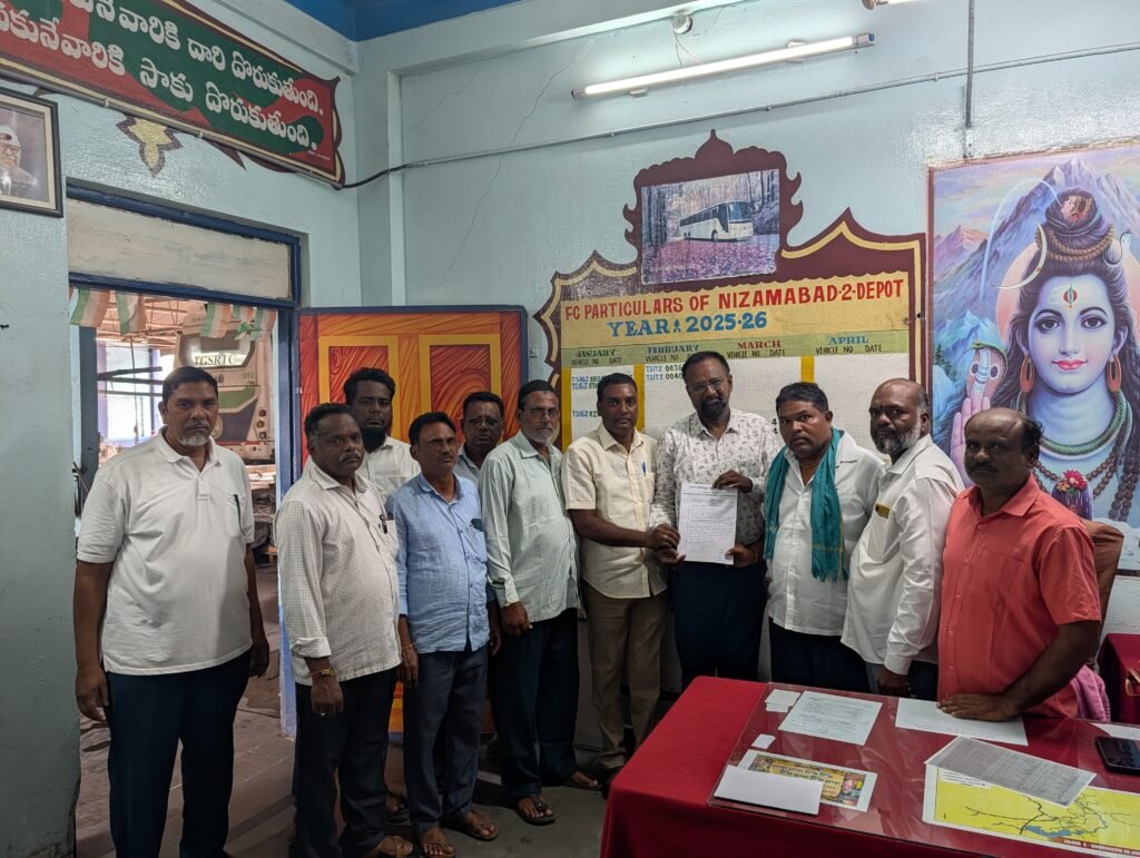కిసాన్ నగర్ లో బస్సులు ఆపాలని డియం ను కలిసిన గ్రామస్తులు