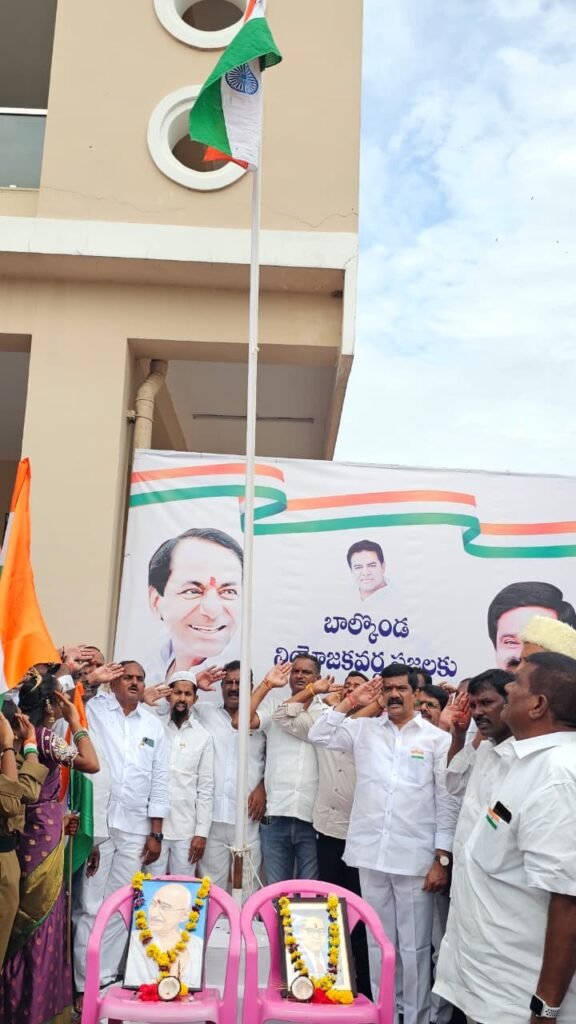 ఎమ్మెల్యే క్యాంప్ కార్యాలయంలో జెండాను ఎగురవేసిన మాజీ మంత్రి, ఎమ్మెల్యే వేముల ప్రశాంత్ రెడ్డి