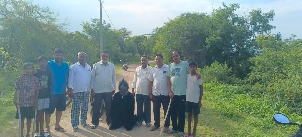 కోతులను తరుముతున్న గ్రామస్తులు