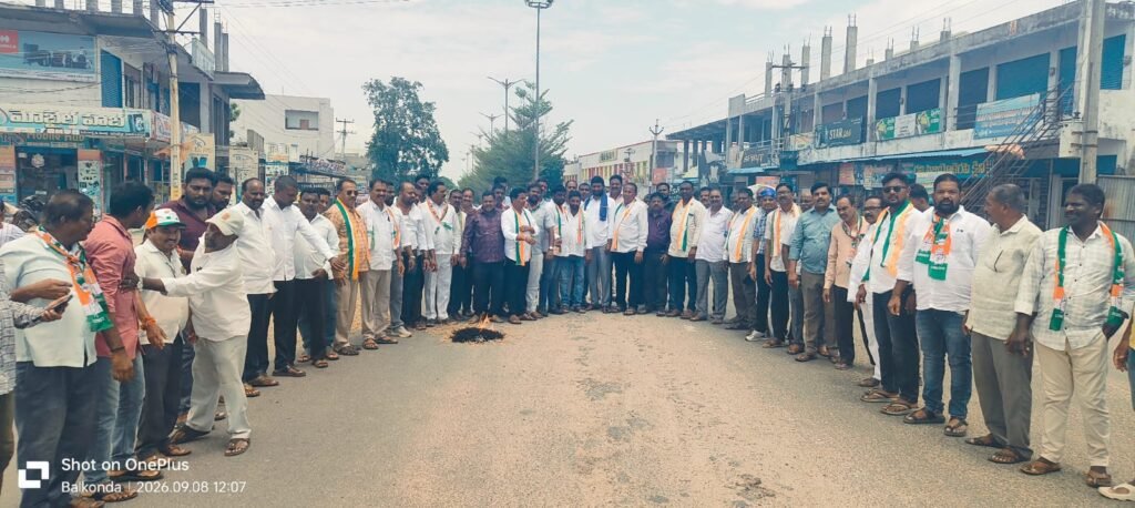 బాల్కొండలో తాతా మధు, కేసీఆర్ దిష్టిబొమ్మల దహనం