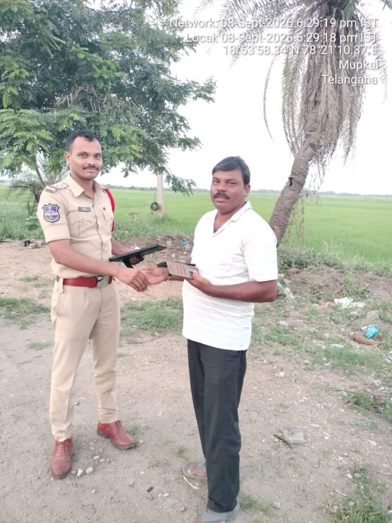 బైకర్ ని అభినందించిన బాల్కొండ ఎస్సై…