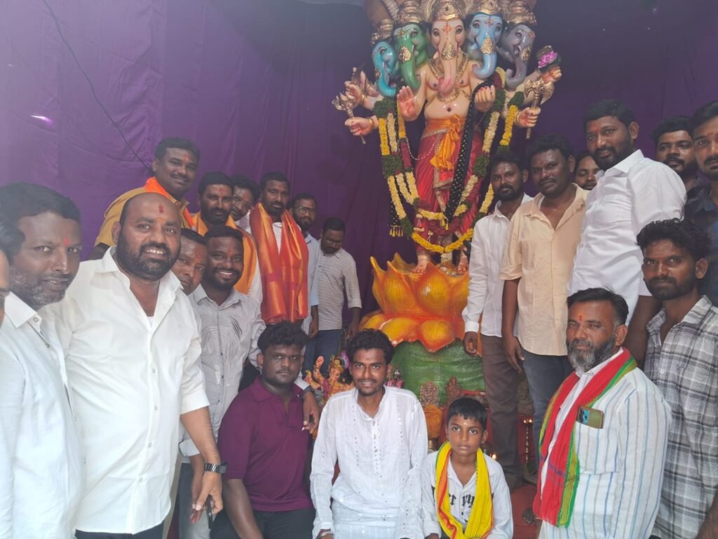 వినాయక మండపాలను సందర్శించిన మాజీ డీసీసీ అధ్యక్షులు మానాల మోహన్ రెడ్డి