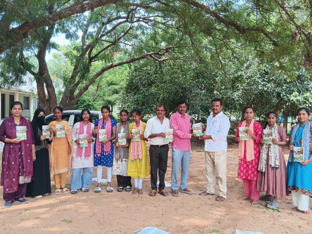 బాల్కొండ కాలేజీలో గోవిజ్ఞాన పరీక్షల పుస్తకాల వితరణ