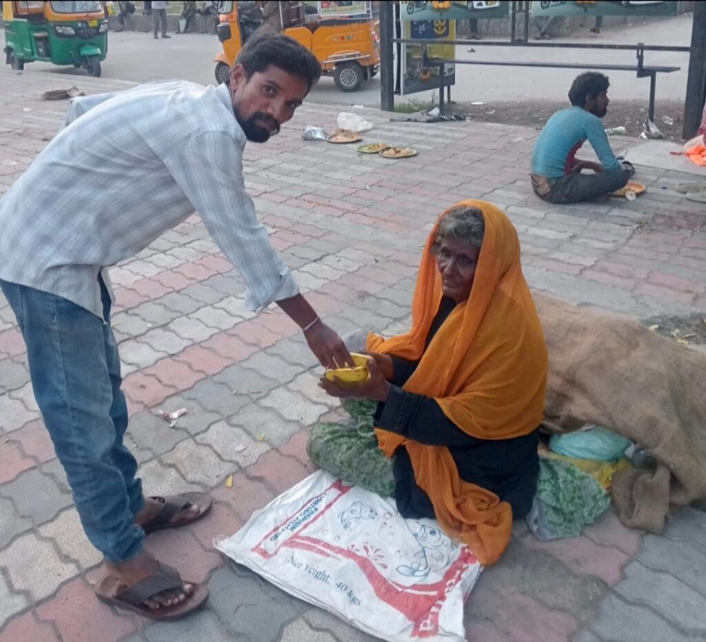 బాపూజీ ఆశయాల స్ఫూర్తితో సేవా కార్యక్రమం…  పేదలకు పండ్ల పంపిణీ…