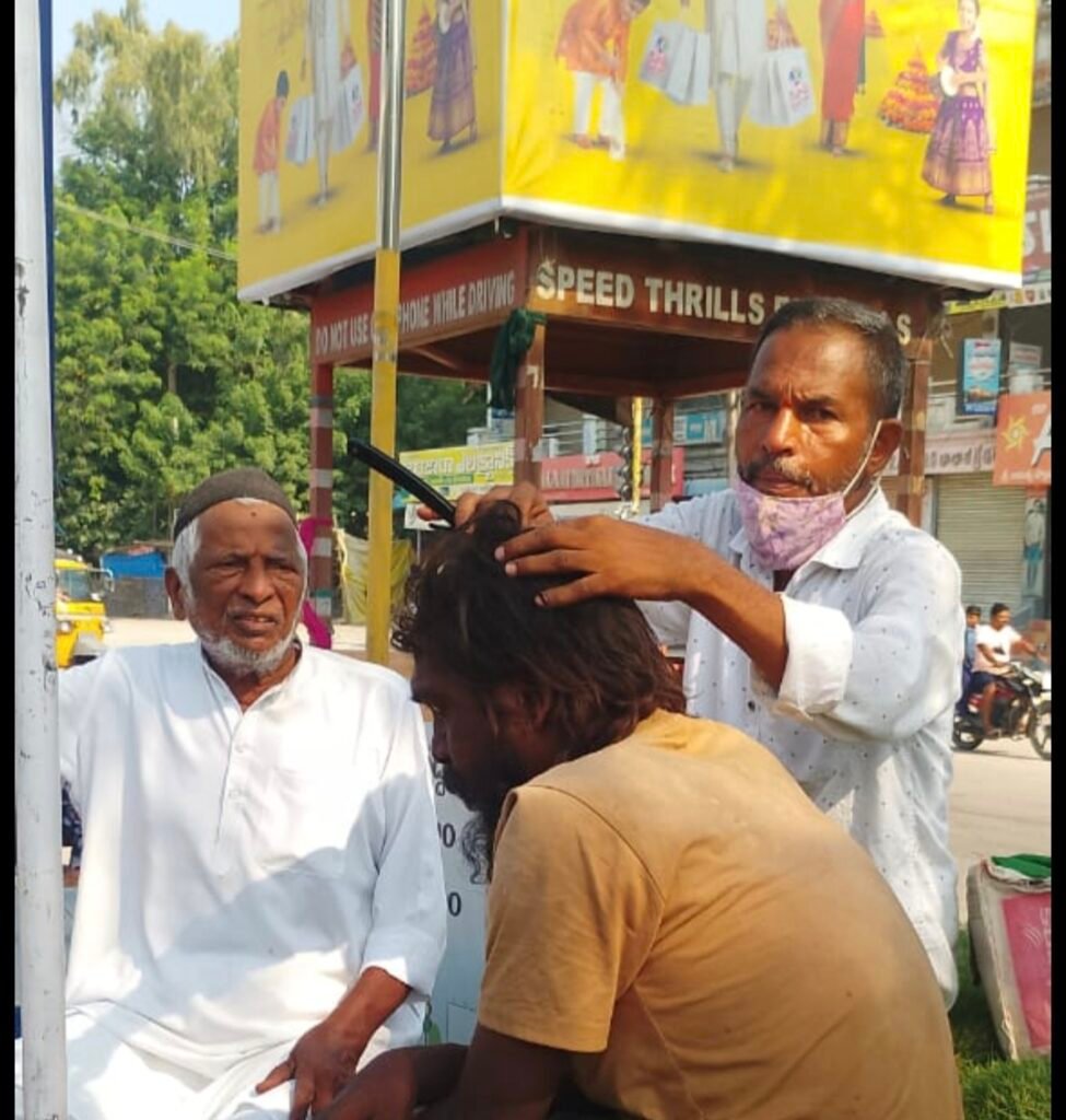 అనాదలకు,అభాగ్యులకు క్షౌరం చేయిస్తున్న ప్రముఖ సామాజిక సేవకుడు అబుల్ హుస్సేన్…
